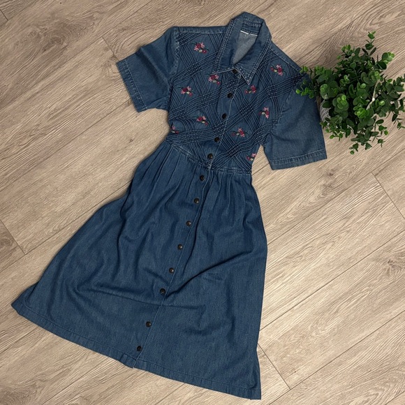 Vintage Dresses & Skirts - Embroidered 1990s Vintage Cottagecore Denim Floral Button-Down Dress